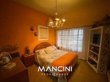 Casa en venta de 4 ambientes con cochera - Toma propiedad en parte de pago - Villa Ballester