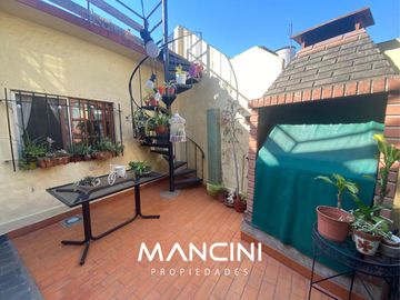 Casa en venta de 4 ambientes con cochera - Toma propiedad en parte de pago - Villa Ballester