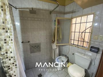 Casa en venta de 4 ambientes con cochera - Toma propiedad en parte de pago - Villa Ballester