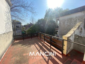 Casa en venta de 4 ambientes con cochera - Toma propiedad en parte de pago - Villa Ballester