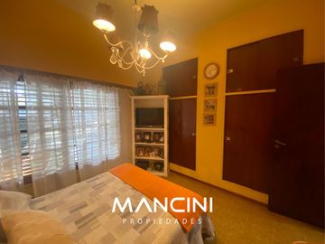 Casa en venta de 4 ambientes con cochera - Toma propiedad en parte de pago - Villa Ballester