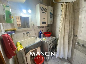 Casa en venta de 4 ambientes con cochera - Toma propiedad en parte de pago - Villa Ballester