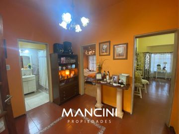 Casa en venta de 4 ambientes con cochera - Toma propiedad en parte de pago - Villa Ballester