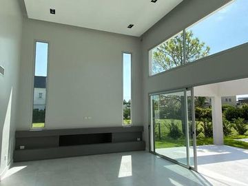 Barrio Privado La Lomada - Casa minimalista a estrenar