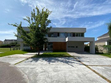 Barrio Privado La Lomada - Casa minimalista a estrenar