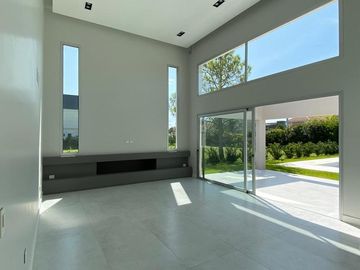 Barrio Privado La Lomada - Casa minimalista a estrenar