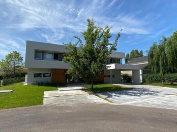 Barrio Privado La Lomada - Casa minimalista a estrenar