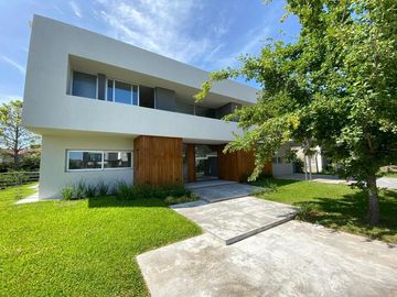 Barrio Privado La Lomada - Casa minimalista a estrenar