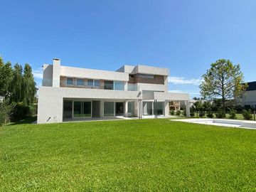 Barrio Privado La Lomada - Casa minimalista a estrenar