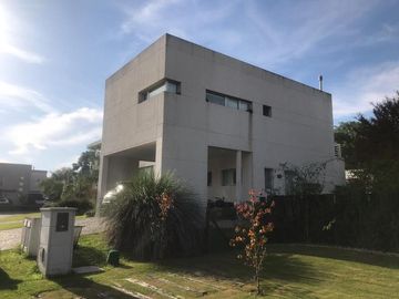 Venta Casa Exclusivo Barrio Privado Adrogue Chico