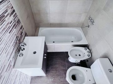 Venta de Departamento 4 ambientes con espacio guardacoche en Sarandi (32016)