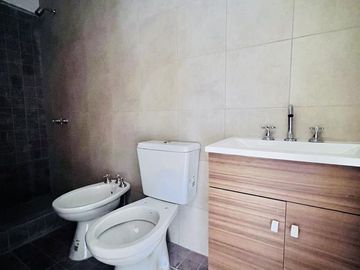 Venta de Departamento 4 ambientes con espacio guardacoche en Sarandi (32016)