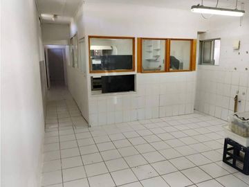 SE VENDE CASA CON LOCAL COMERCIAL
