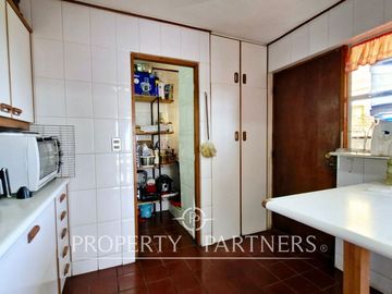 Gran casa en Bosques de Montemar. 8 dormitorios, 2 salas de estar.