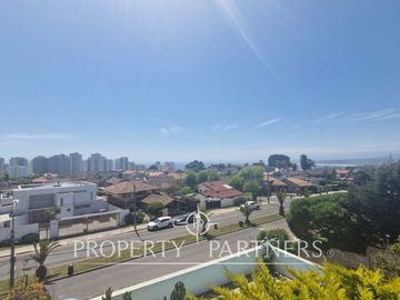 Gran casa en Bosques de Montemar. 8 dormitorios, 2 salas de estar.