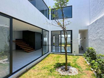 Casa en venta en metepec con diseño moderno y  jardín interno