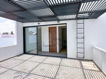 Casa en venta en metepec con diseño moderno y  jardín interno