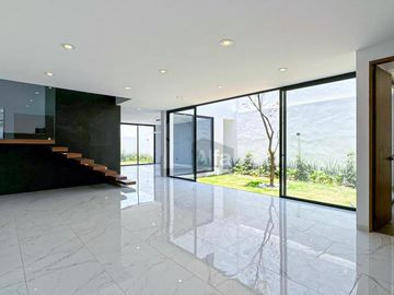Casa en venta en metepec con diseño moderno y  jardín interno