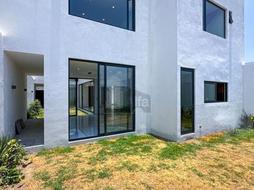 Casa en venta en metepec con diseño moderno y  jardín interno