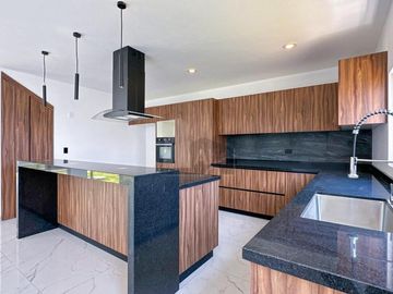 Casa en venta en metepec con diseño moderno y  jardín interno