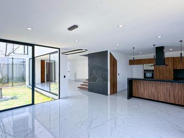 Casa en venta en metepec con diseño moderno y  jardín interno