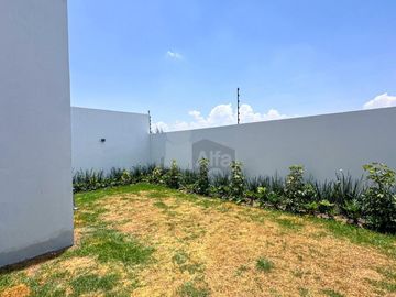 Casa en venta en metepec con diseño moderno y  jardín interno