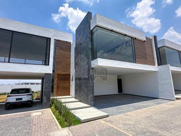 Casa en venta en metepec con diseño moderno y  jardín interno