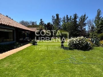 Hermosa casa con gran terreno en Limache