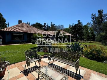 Hermosa casa con gran terreno en Limache
