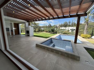 VENDO ESPECTACULAR CASA CON PISCINA DE 4 HABITACIONES