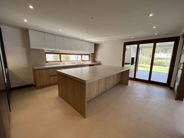 VENDO ESPECTACULAR CASA CON PISCINA DE 4 HABITACIONES