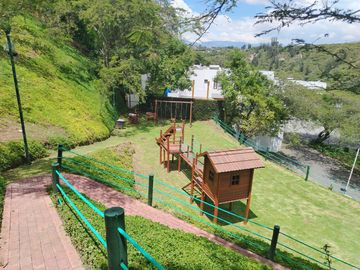 EN VENTA  CASA CON PISCINA DE 4 HABITACIONES