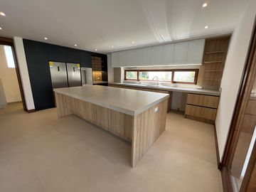 VENDO ESPECTACULAR CASA CON PISCINA DE 4 HABITACIONES