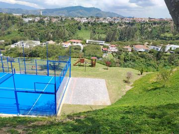 VENDO ESPECTACULAR CASA CON PISCINA DE 4 HABITACIONES