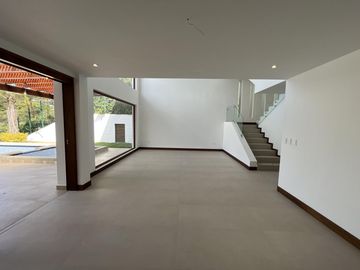 VENDO ESPECTACULAR CASA CON PISCINA DE 4 HABITACIONES