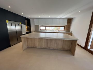 VENDO ESPECTACULAR CASA CON PISCINA DE 4 HABITACIONES