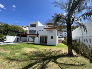 VENDO ESPECTACULAR CASA CON PISCINA DE 4 HABITACIONES