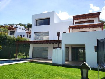 VENDO ESPECTACULAR CASA CON PISCINA DE 4 HABITACIONES