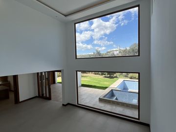 VENDO ESPECTACULAR CASA CON PISCINA DE 4 HABITACIONES