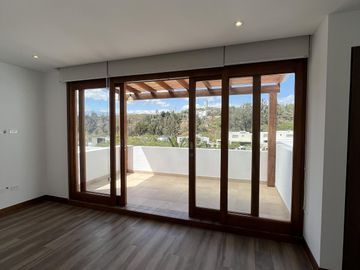 VENDO ESPECTACULAR CASA CON PISCINA DE 4 HABITACIONES