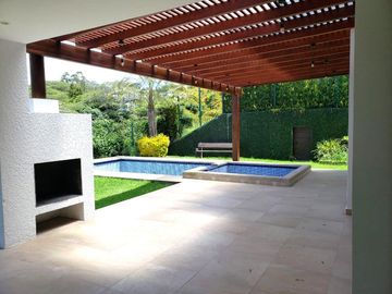 VENDO ESPECTACULAR CASA CON PISCINA DE 4 HABITACIONES