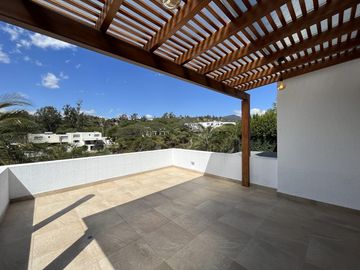 VENDO ESPECTACULAR CASA CON PISCINA DE 4 HABITACIONES