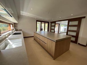 VENDO ESPECTACULAR CASA CON PISCINA DE 4 HABITACIONES