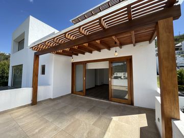 VENDO ESPECTACULAR CASA CON PISCINA DE 4 HABITACIONES