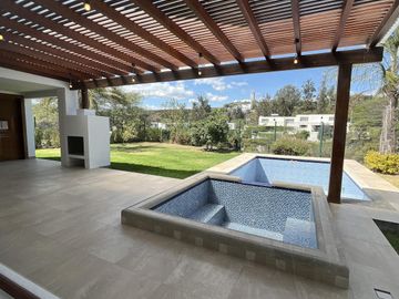 VENDO ESPECTACULAR CASA CON PISCINA DE 4 HABITACIONES