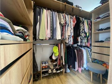 VENDO APARTAMENTO REMODELADO EN EL POBLADO