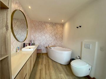 VENDO APARTAMENTO REMODELADO EN EL POBLADO