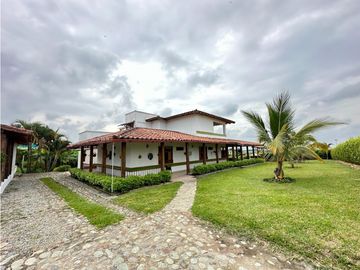 SE VENDE CASA CAMPESTRE EN CONJUNTO EN MONTENEGRO