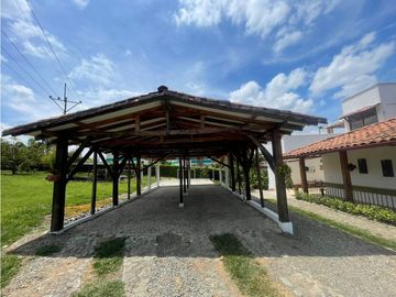 SE VENDE CASA CAMPESTRE EN CONJUNTO EN MONTENEGRO