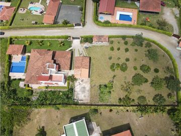 SE VENDE CASA CAMPESTRE EN CONJUNTO EN MONTENEGRO